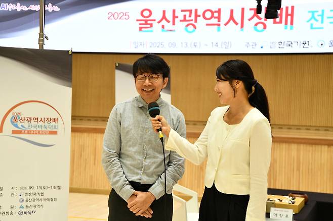 목진석 9단이 인터뷰를 하며 웃음 짓고 있다. 한국기원 제공