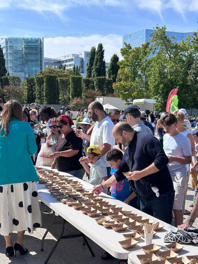 6~7일 프랑스 파리 15구 앙드레 시트로엥 공원에서 열린 ‘케이-스트리트 페스티벌(K-Street Festival) 2025’에서 현지인들이 다양한 한국 음식을 맛보고 있다.