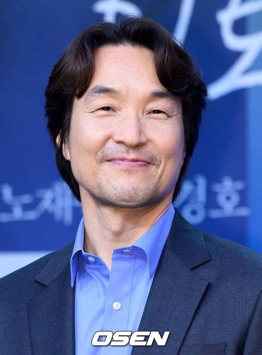 [OSEN=이대선 기자] 10일 오후 서울 26일 상암 MBC에서 MBC 새 금토드라마 '이토록 친밀한 배신자' 제작발표회가 열렸다.'이토록 친밀한 배신자'는 국내 최고의 프로파일러가 수사 중인 살인사건에 얽힌 딸의 비밀과 마주하고, 처절하게 무너져가며 심연 속의 진실을 쫓는 '부녀 스릴러' 드라마로 10월 11일 밤 9시 40분에 첫 방송된다.배우 한석규가 포토타임을 가지고 있다. 2024.10.10 /sunday@osen.co.kr