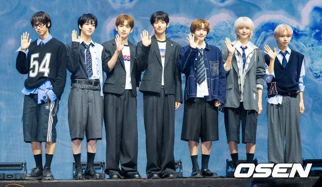 [OSEN=박준형 기자] 그룹 아이딧의 첫 번째 미니앨범 '아이 디드 잇.'(I did it.) 데뷔 쇼케이스가 15일 오후 서울 광진구 예스24 라이브홀에서 진행됐다. 아이딧은 장용훈, 김민재, 박원빈, 추유찬, 박성현, 백준혁, 정세민으로 구성된 7인조로, 유튜브로 방송된 서바이벌 오디션 '데뷔스 플랜'(Debut's Plan)으로 결성됐다.그룹 아이딧이 포즈를 취하고 있다.   2025.09.15 / soul1014@osen.co.kr