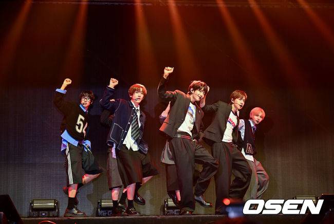 [OSEN=박준형 기자] 그룹 아이딧의 첫 번째 미니앨범 '아이 디드 잇.'(I did it.) 데뷔 쇼케이스가 15일 오후 서울 광진구 예스24 라이브홀에서 진행됐다. 아이딧은&nbsp;장용훈,&nbsp;김민재,&nbsp;박원빈,&nbsp;추유찬,&nbsp;박성현,&nbsp;백준혁, 정세민으로 구성된 7인조로, 유튜브로 방송된 서바이벌 오디션 '데뷔스 플랜'(Debut's Plan)으로 결성됐다.그룹 아이딧이 멋진 무대를 펼치고 있다.    2025.09.15 / soul1014@osen.co.kr