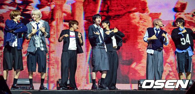 [OSEN=박준형 기자] 그룹 아이딧의 첫 번째 미니앨범 '아이 디드 잇.'(I did it.) 데뷔 쇼케이스가 15일 오후 서울 광진구 예스24 라이브홀에서 진행됐다. 아이딧은 장용훈, 김민재, 박원빈, 추유찬, 박성현, 백준혁, 정세민으로 구성된 7인조로, 유튜브로 방송된 서바이벌 오디션 '데뷔스 플랜'(Debut's Plan)으로 결성됐다.그룹 아이딧이 멋진 무대를 펼치고 있다.    2025.09.15 / soul1014@osen.co.kr