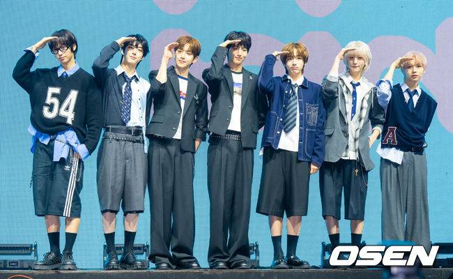 [OSEN=박준형 기자] 그룹 아이딧의 첫 번째 미니앨범 '아이 디드 잇.'(I did it.) 데뷔 쇼케이스가 15일 오후 서울 광진구 예스24 라이브홀에서 진행됐다. 아이딧은 장용훈, 김민재, 박원빈, 추유찬, 박성현, 백준혁, 정세민으로 구성된 7인조로, 유튜브로 방송된 서바이벌 오디션 '데뷔스 플랜'(Debut's Plan)으로 결성됐다.그룹 아이딧이 포즈를 취하고 있다.   2025.09.15 / soul1014@osen.co.kr