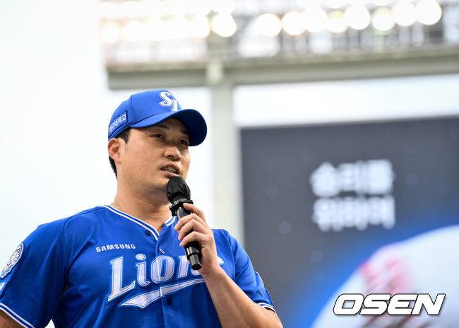 [OSEN=잠실, 조은정 기자]28일 오후 서울 잠실구장에서 ‘2025 신한 SOL Bank KBO리그’ 두산 베어스와 삼성 라이온즈의 경기에 앞서 삼성 투수 오승환의 은퇴투어 기념 행사가 열렸다.오승환은 지난 6일 은퇴를 선언했다. 21년 프로생활의 마침표를 찍는 오승환의 유니폼 배번&nbsp;21은 22(이만수) 10(양준혁) 36(이승엽)에 이어 구단 사상 4번째 영구결번으로 지정될 예정이다.삼성 오승환이 소감을 전하고 있다. 2025.08.28 /cej@osen.co.kr