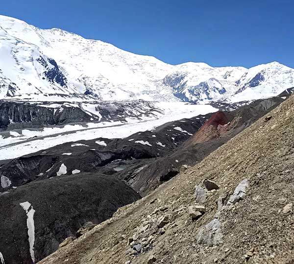 트래블러스 고개 가는 길 오른쪽 급경사 너덜 밑에 좁은 벼랑길이 보인다. 레닌봉을 가려면 트래블러스 고개를 지나 캠프 세 곳을 돌파해야 한다. 고소 적응을 하며 며칠 동안 걸어야 한다. 사진 타티아나.