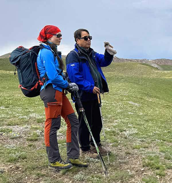가이드 알로나(29세, 왼쪽.) 러시아 국적으로 가이드 경력은 7년. 10세 때 고향의 산에 처음 올라 '산 맛'을 느낀 후, 산을 스승과 친구로 여기며 '산 인생'을 살고 있다고 한다. 남편과는 산에서 자일 파트너로 만나 인생 파트너가 되었다.