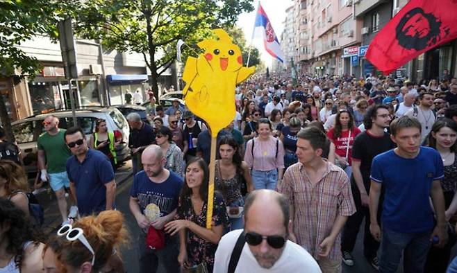 지난 8일(현지시간) 세르비아 수도 베오그라드에서 대규모 반정부 시위가&nbsp;열려 참가자들이 조기 총선 실시와&nbsp;언론 자유 보장 등을 요구하고 있다. AP연합뉴스