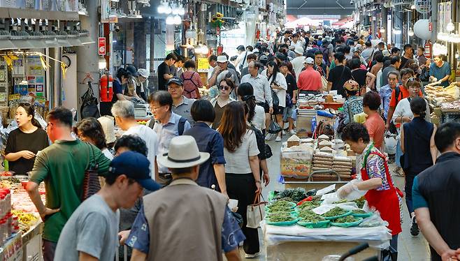 한가위 앞두고 북적이는 시장 민족 최대 명절인 한가위를 3주 앞둔 15일 서울 동대문구 경동시장이 장을 보러 나온 손님들로 북적이고 있다.&nbsp; &nbsp;최상수 기자