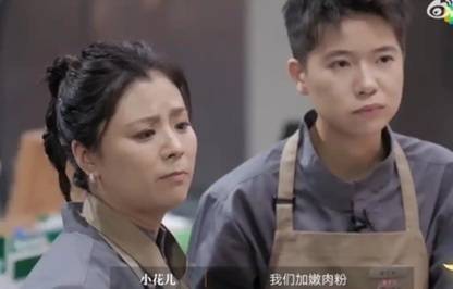 중국 유명 셰프가 요리 경연 프로그램에서 화학첨가물을 사용해 논란이 돼 결국 수석 셰프 자리에서 물러났다. 루중천바오