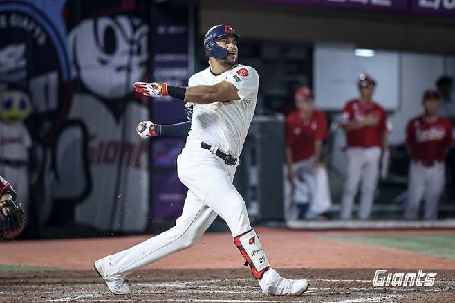 롯데 자이언츠 빅터 레이예스가 13일 부산 사직야구장에서 열린 2025 KBO리그 정규시즌 SSG 랜더스와의 홈 경기에서 타격하고 있다. 롯데 자이언츠 제공