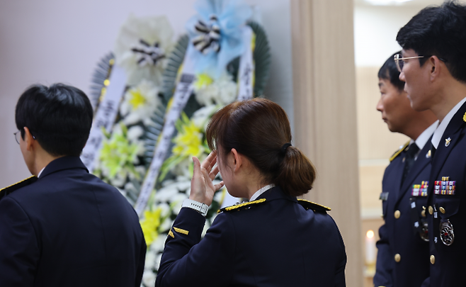 11일 인천 동구의 한 장례식장에 마련된 해경 고(故) 이재석 경장 빈소를 찾은 해경 동료가 조문 마친 뒤 돌아서며 눈물을 닦고 있다. 이 경장은 이날 오전 3시 30분께 인천 옹진군 영흥도 갯벌에서 70대 A씨가 고립됐다는 신고를 받고 현장에 투입돼 구조 작업 중 고립 A씨에게 구명조끼를 벗어주고 실종됐다. 연합뉴스