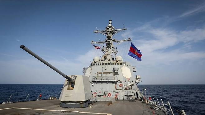 미 해군 이지스 구축함 ‘USS 제이슨 더넘(USS Jason Dunham)’이 2025년 3월 카리브해에서 임무 수행 중인 모습. 이 함정은 최근 베네수엘라 어선을 나포한 미군 전력으로 지목됐다. 미 해군