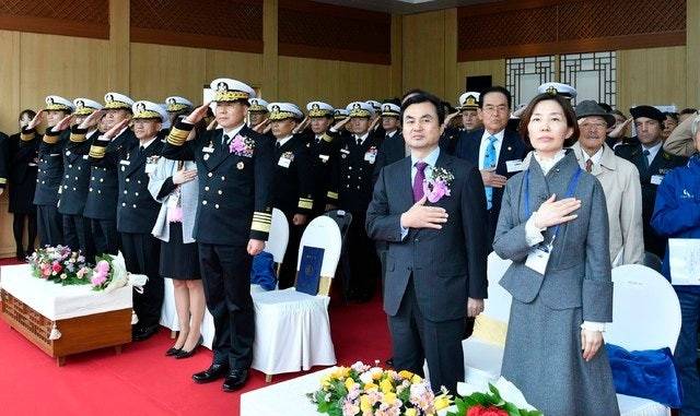 지난 2018년 11월 16일 울산 현대중공업에서 열린 해군의 첫 훈련함 '한산도함(ATH-81)' 진수식에서 안규백(오른쪽 두 번째) 국회 국방위원장이 부인 심혜정(오른쪽 첫 번째) 여사, 심승섭 해군참모총장 등 주요내빈들이 국민의례를 하고 있다. 사진 제공=해군