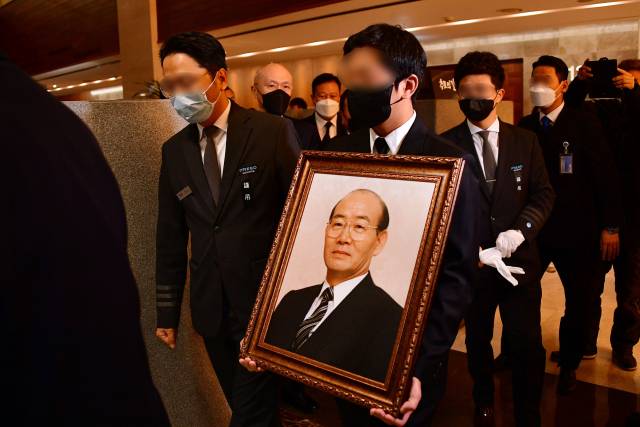 서울 서대문구 신촌세브란스병원 장례식장에서 11·12대 대통령을 지낸 전두환씨의 발인이 진행되고 있다. 2021.11.2. 뉴스1