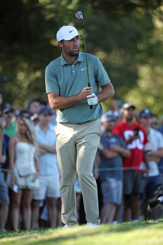 15번 홀 어프로치 샷하는 스코티 셰플러. 이 홀 버디로 승기를 잡았다. AFP연합뉴스