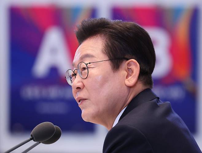 이재명 대통령이 9월11일 청와대 영빈관에서 열린 취임 100일 기자회견에서 기자의 질문에 답하고 있다. ⓒ연합뉴스