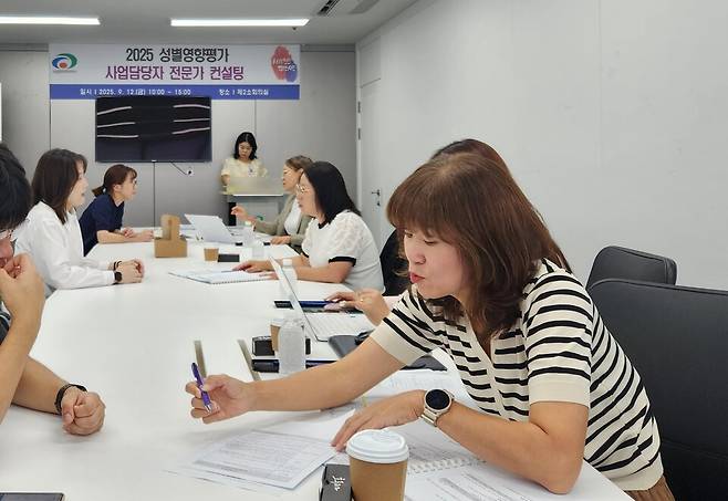 천안시는 최근 2025년 성별영향평가 대상사업 담당 부서를 대상으로 대면 컨설팅을 진행했다. ⓒ천안시 제공