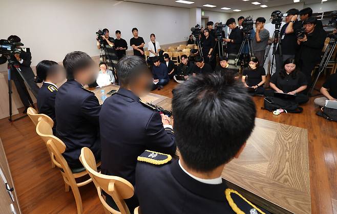 갯벌에 고립된 노인을 홀로 구하려다 숨진 고(故) 이재석 경사의 팀원들인&nbsp;인천해양경찰서 영흥파출소 직원들이 15일 오전 이 경사 발인을 앞두고&nbsp;인천&nbsp;동구의 한 장례식장에서 폭로 기자회견을 하고 있다. ⓒ연합뉴스