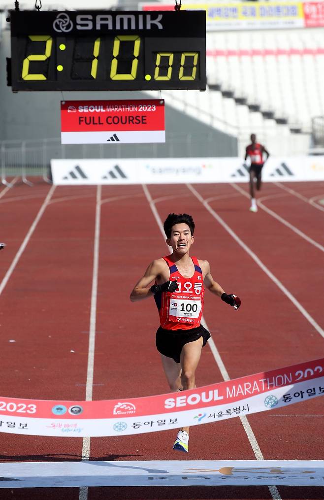 한국마라톤이 세계육상선수권에서도 세계의 높은 벽을 절감했다. 유일한 남자마라톤 출전자인 박민호가 15일 일본 도쿄 국립경기장 일원에서 열린 대회 3일째 남자마라톤 결선에서 완주에 실패했다. 스포츠동아DB