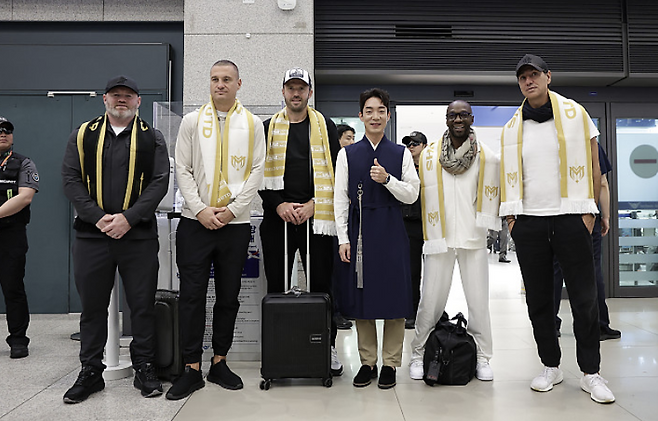 인천국제공항 제1여객터미널/ 2025 아이콘매치/ 웨인루니, 네마냐 비디치, 마이클 캐릭, 넥슨 박정무 부사장, 클로드 마켈렐레, 네스타/ 입국. FA포토