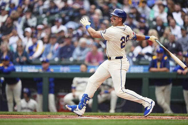 시애틀 칼 롤리가 15일 LA 에인절스전에서 1회말 투런 홈런을 날리고 있다. AP연합뉴스