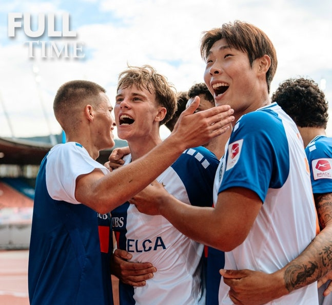 로잔 스포르트전에서 시즌 첫 승을 달성한 뒤 동료들과 승리를 기뻐하는 이영준(오른쪽) | 그라스호퍼 SNS