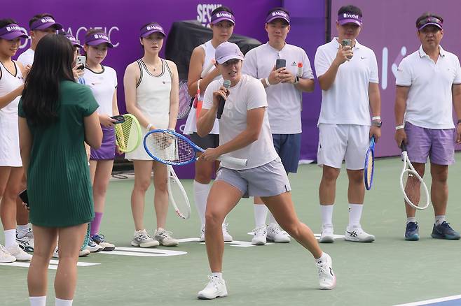 올해 윔블던 테니스 우승을 차지한 이가 시비옹테크가 14일 서울 송파구 올림픽공원 테니스코트에서 열린 이가 시비옹테크 원포인트 클리닉에서 스윙 시범을 하고 있다. 2025.9.14 ryousanta@yna.co.kr 연합뉴스