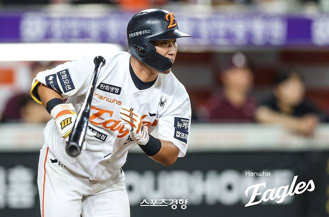한화 황영묵이 15일 대전 한화생명이글스볼파크에서 열린 키움과의 홈 경기에서 안타를 때려낸 뒤 타구를 바라보고 있다. 한화이글스 제공