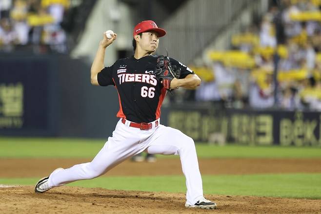 ▲ 14일 잠실 LG전에서 8회에 등판했으나 아웃카운트 하나를 잡지 못하고 강판된 이도현 ⓒKIA타이거즈