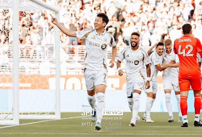 ▲&nbsp;LAFC 합류 후 꾸준히 득점포를 이어온 부앙가와, MLS 데뷔골을 신고한 손흥민은 이제 팀의 핵심 공격진으로 자리잡았다. 두 선수의 파괴력과 호흡은 LAFC 공격력의 핵심 동력으로, 남은 시즌 MLS컵 우승 도전의 가장 큰 무기가 될 전망이다.&nbsp;