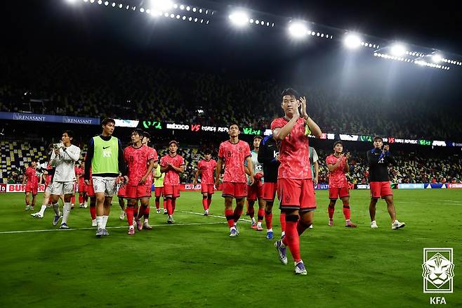 지난 10일 미국 테네시주에서 열린 멕시코와 평가전에서 2-2로 비긴 뒤 관중석을 돌며 인사하고 있는 대한민국 축구 국가대표팀 선수들. /사진=대한축구협회 제공