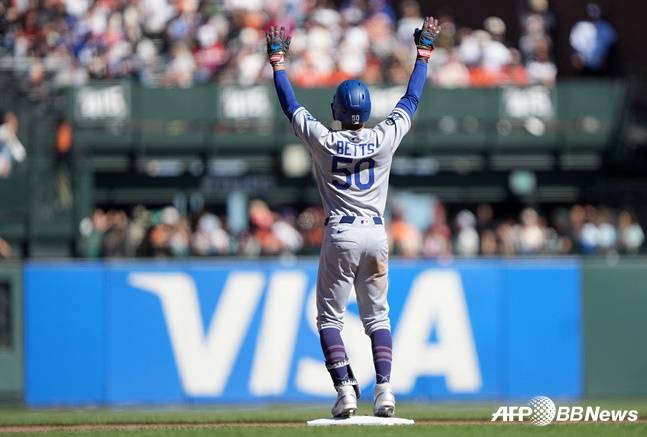 베츠가 2루타를 날리고 세리머니를 하고 있다. /AFPBBNews=뉴스1