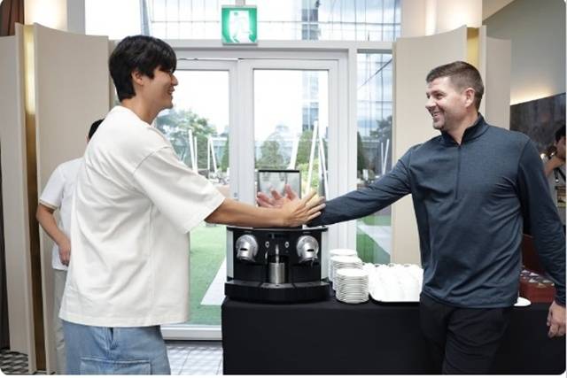 인사하는 기성용(왼쪽)과 스티븐 제라드. /사진=기성용 SNS