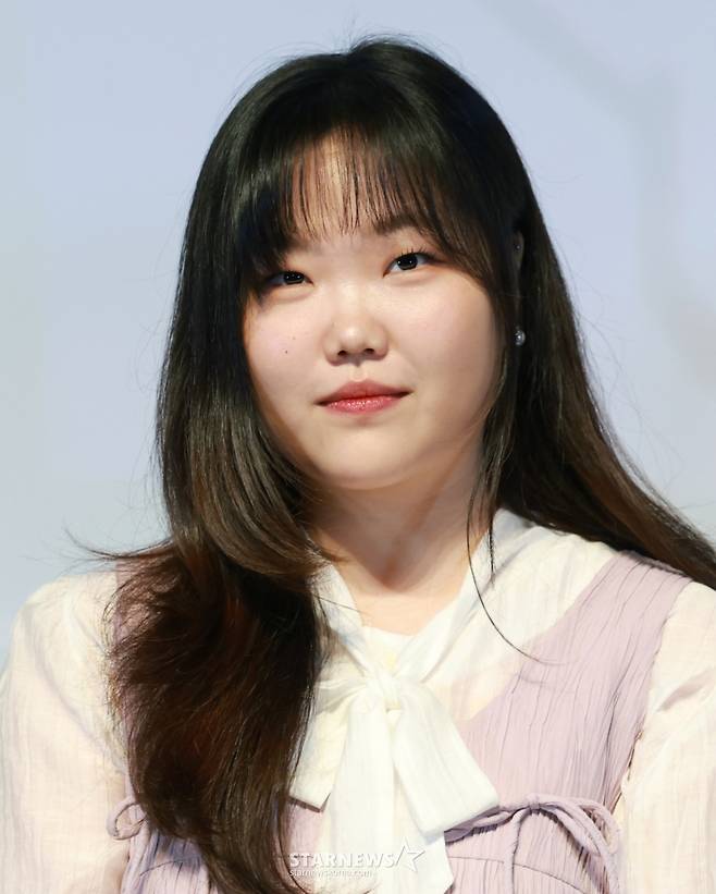 (서울=뉴스1) 권현진 기자 = 가수 이수현이 15일 서울 송파구 롯데월드시네마에서 열린 애니메이션 영화 '연의 편지'(감독 김용환) 시사회 및 기자간담회에 참석해 객석을 바라보고 있다.  '연의 편지'는 책상 서랍에서 우연히 의문의 편지를 발견하게 된 전학생 ‘소리’가 편지 속 힌트로 이어지는 다음 편지들을 찾아가며 벌어지는 이야기를 담았다. 2025.9.15/뉴스1  Copyright (C) 뉴스1. All rights reserved. 무단 전재 및 재배포,  AI학습 이용 금지. /사진=(서울=뉴스1) 권현진 기자