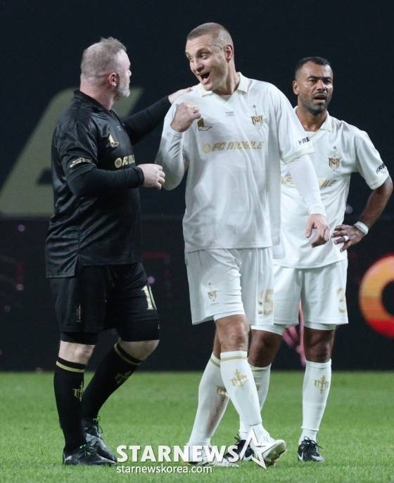 맨체스터 유나이티드 전설 웨인 루니(왼쪽)와 네마냐 비디치(가운데)가 대화를 나누고 있다. /사진=김진경 대기자