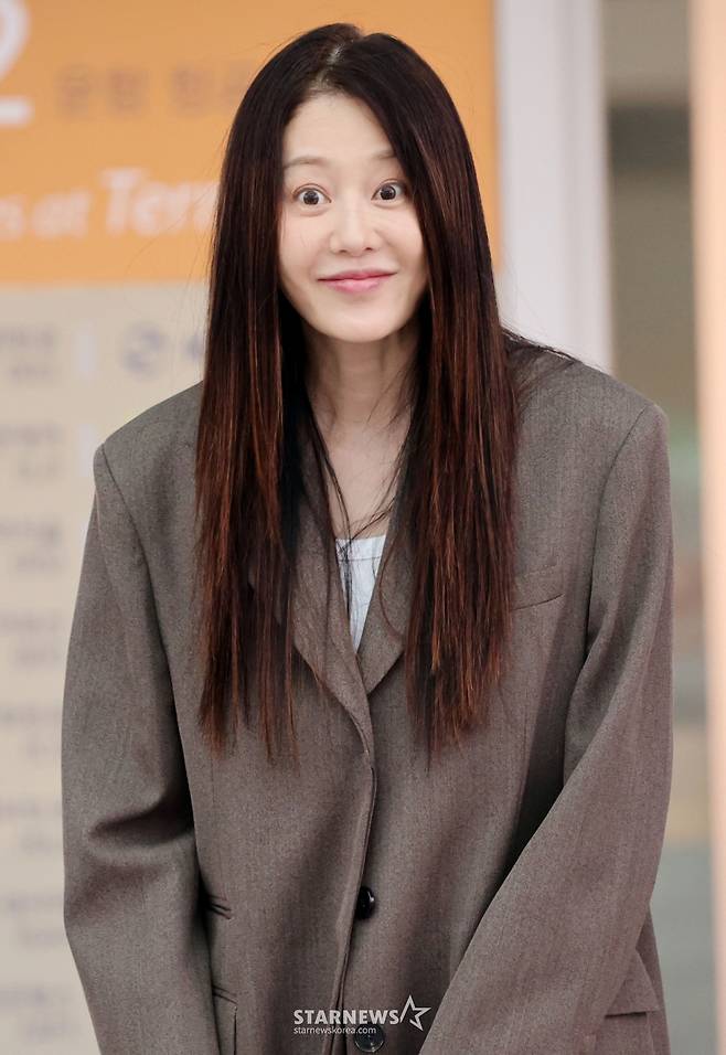 배우 고현정이 프리미엄 SPA 브랜드 ‘코스(COS)’의 2025 F/W 컬렉션 쇼 참석 차 미국 뉴욕으로 12일 오후 인천국제공항을 통해 출국하고 있다. 2025.09.12 /사진=임성균 tjdrbs23@