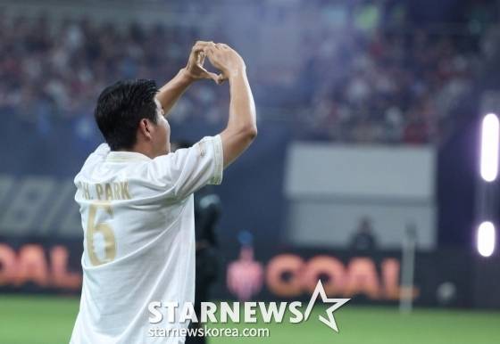 박주호가 14일 오후 서울월드컵경기장에서 열린 '2025 아이콘 매치: 창의 귀환, 반격의 시작' 경기에서 득점 후 하트 세리머니하고 있다. /사진=김진경 대기자