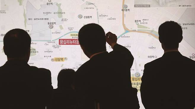 분양상담사의 말만 믿고 분양 계약을 체결했다간 낭패를 볼 가능성이 높다.[사진｜연합뉴스]&nbsp;
