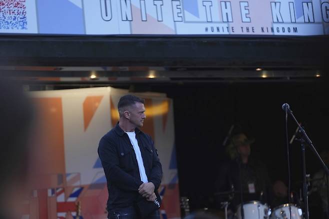 영국 극우 운동가 토미 로빈슨이 지난 9월 13일(현지시간) '통합 왕국' 시위에서 연설하는 도중 주변을 살펴보고 있다. [사진 | 뉴시스]