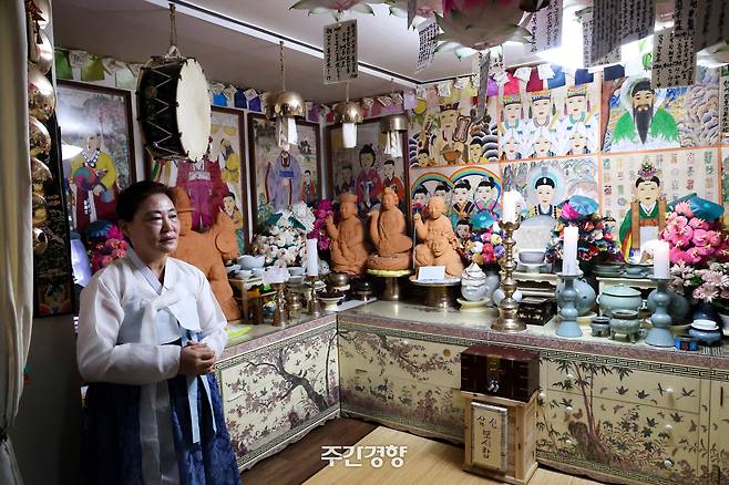 이지녀 만신이 지난 9월 8일 서울 종로구 신당에서 주간경향과 인터뷰를 하고 있다. 이씨는 무신도를 직접 그리고 토우도 만든다. 정지윤 선임기자