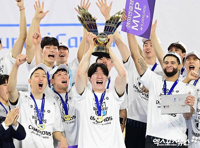 5일 오후 인천 계양체육관에서 열린 '2024-2025 도드람 V-리그' 남자부 챔피언결정전 3차전 현대캐피탈과 대한항공의 경기, 현대캐피탈이 3:1의 세트스코어로 승리하며 다섯 번째 통합우승과 함께 구단 최초 트레블(정규리그 1위·컵대회·챔피언결정전 우승)을 달성했다.  현대캐피탈 허수봉이 트로피 세리머니를 하고 있다. 엑스포츠뉴스 DB