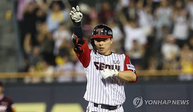 2타점 적시타 친 LG 문성주 (서울=연합뉴스) 김인철 기자 = 31일 서울 잠실야구장에서 열린 2025 프로야구 KBO리그 키움 히어로즈와 LG 트윈스의 경기. 8회말 무사 1, 3루 LG 문성주가 2타점 적시타를 친 뒤 세리머니를 하고 있다. 2025.8.31 yatoya@yna.co.kr