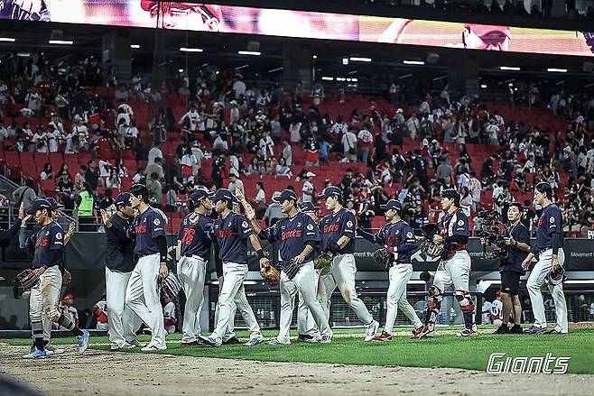 롯데, KIA 꺾고 5연패 탈출 (서울=연합뉴스) 롯데 자이언츠 선수들이 11일 광주 기아챔피언스필드에서 열린 프로야구 KIA전에서 승리해 5연패에서 탈출한 뒤, 하이파이브를 하고 있다. 2025.9.11  [롯데 자이언츠 제공. 재판매 및 DB 금지] photo@yna.co.kr