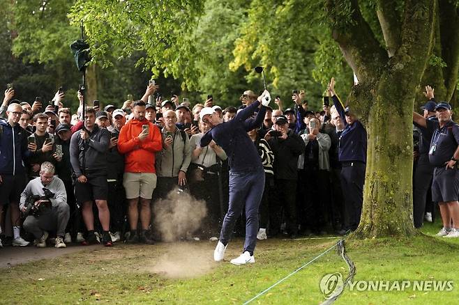 갤러리 앞에서 샷을 시도하는 유럽 대표팀 간판 로리 매킬로이 [AP=연합뉴스]