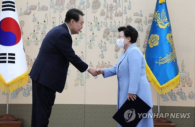 임명장 받은 이배용 (서울=연합뉴스) 2022년 9월 27일 윤석열 당시 대통령이 서울 용산 대통령실 청사에서 이배용 국가교육위원회 위원장에게 임명장을 수여하고서 악수하고 있다. [연합뉴스 자료사진]