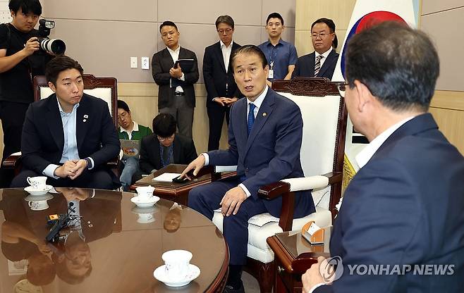 권오을 장관, 독립기념관장 감사 촉구하는 민주당 의원 면담 (서울=연합뉴스) 김인철 기자 = 권오을 국가보훈부 장관(가운데)이 15일 김형석 독립기념관장에 대한 감사를 촉구하기 위해 항의 방문한 더불어민주당 정무위원회 의원들과 면담하고 있다. 2025.9.15 yatoya@yna.co.kr