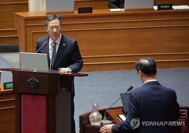 대정부 질문 참석한 정성호 법무부 장관 (서울=연합뉴스) 류영석 기자 = 정성호 법무부 장관이 15일 국회 본회의장에서 열린 대정부 질문에 참석해 민주당 이해식 의원의 질문에 답하고 있다. 2025.9.15 ondol@yna.co.kr