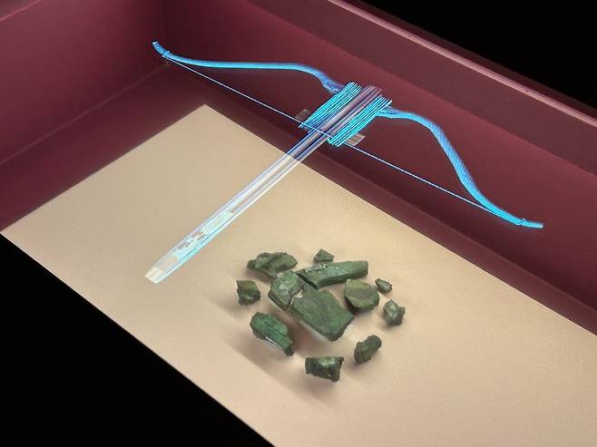 처음 공개되는 '쇠뇌'     (공주=연합뉴스) 김예나 기자 = 15일 충남 공주 국립공주박물관에서 선보인 '한성, 475 - 두 왕의 승부수' 특별전에서 1925년 11월 경기 광주군 선리(현재 하남시 일대)에서 발견된 쇠뇌의 방아쇠 틀 조각이 전시돼 있다. 방아쇠를 당겨 활을 발사하는 기계식 활인 쇠뇌 유물은 전시에서 처음 공개된다. 2025.9.15
    yes@yna.co.kr