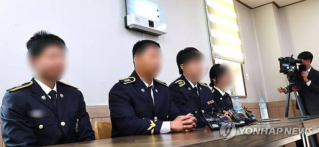 기자회견 하는 해경 영흥파출소 고 이재석 경사 팀원들 (인천=연합뉴스) 임순석 기자 = 갯벌에 고립된 노인을 혼자 구하려다 숨진 고(故) 이재석 경사 팀원들인 인천해양경찰서 영흥파출소 직원들이 15일 오전 이 경사 발인을 앞두고 인천 동구의 한 장례식장에서 기자회견을 하고 있다. 2025.9.15 soonseok02@yna.co.kr