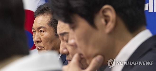 김병기 원내대표의 발언듣는 정청래 대표 (서울=연합뉴스) 황광모 기자 = 더불어민주당 정청래 대표가 12일 국회에서 열린 최고위원회의에서 김병기 원내대표의 발언을 듣고 있다. 2025.9.12 hkmpooh@yna.co.kr